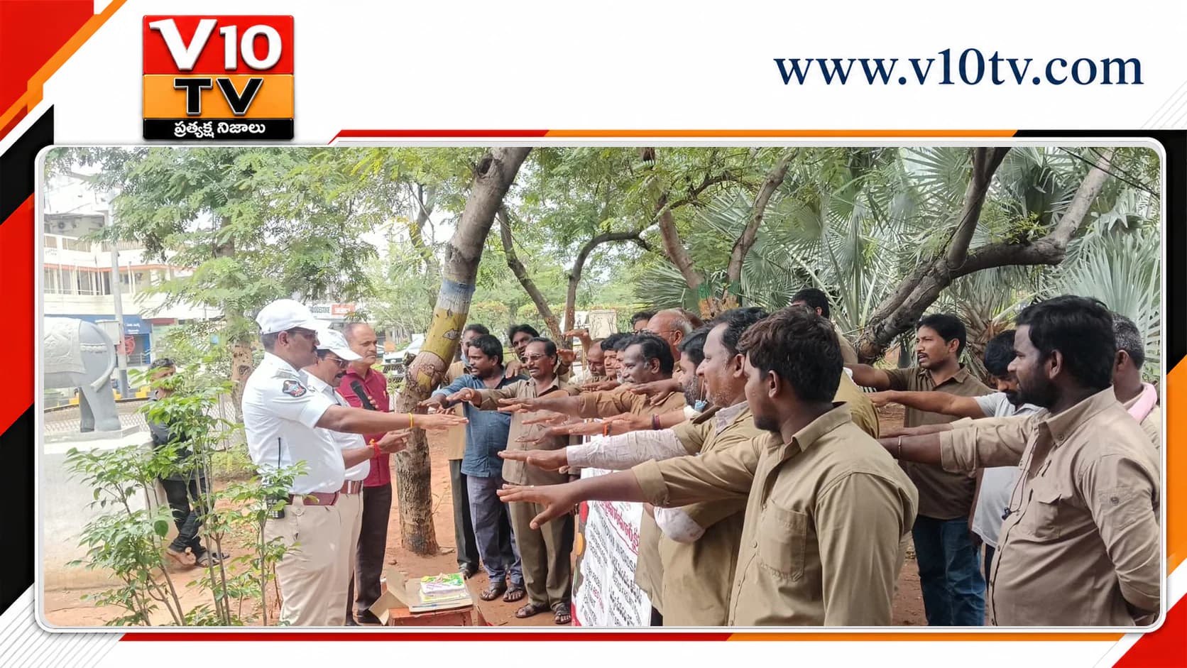 ఆటో డ్రైవర్లే రోడ్డు భద్రతకు రాయబారులు కావాలి: సిఐ రమేష్